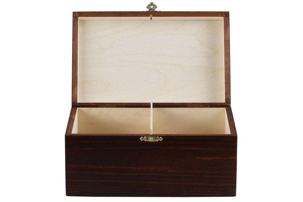 Coffret de rangement en bois avec un intérieur spacieux et un compartiment central, parfait pour organiser des pièces d'échecs.