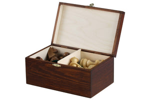 Coffret de rangement en bois ouvert, contenant des pièces d'échecs en bois, idéal pour un rangement organisé et sécurisé.