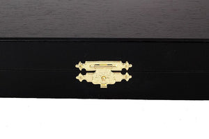 Zoom sur le fermoir doré orné du coffret de rangement en bois noir pour pièces d'échecs