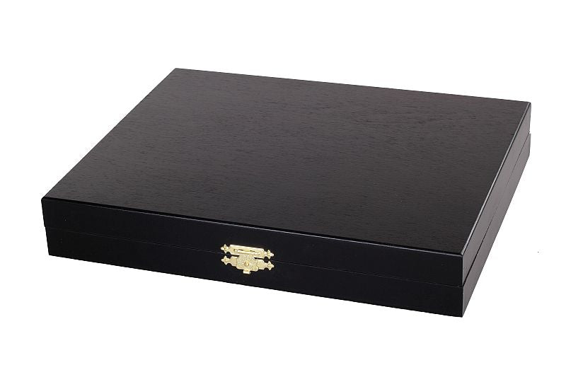 Coffret de rangement en bois noir pour jeu d'échecs noire avec fermoir doré sur fond blanc