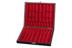 Intérieur du coffret de rangement pour échiquier en bois noir avec des compartiments en velours rouge