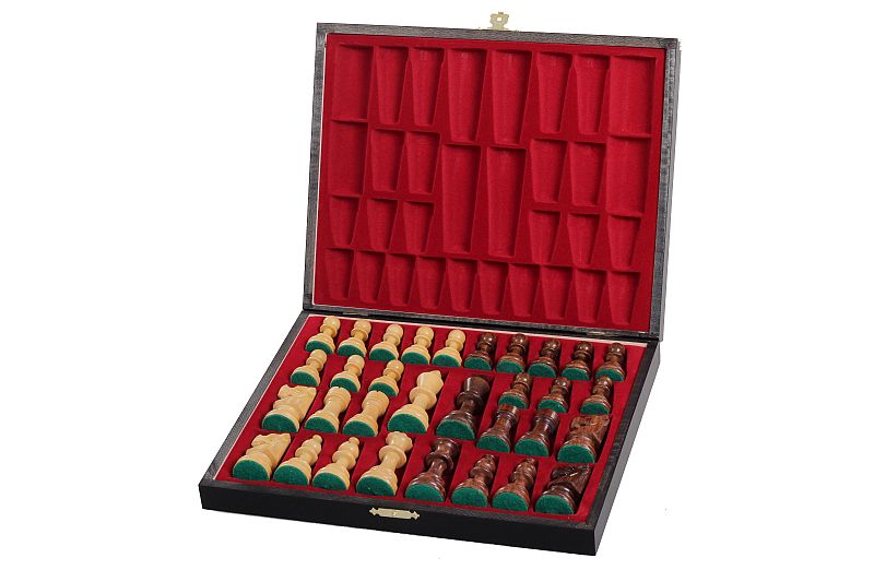 Coffret de rangement pour pièces d'échecs ouvert avec jeu d'échecs en bois rangé dans des compartiments en velours rouge.