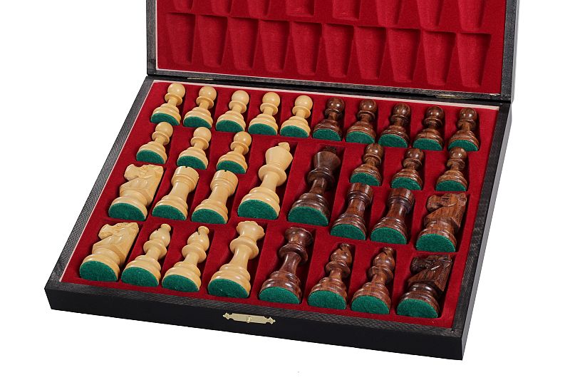 Zoom sur Coffret de rangement pour pièces d'échecs ouvert avec jeu d'échecs en bois rangé dans des compartiments en velours rouge