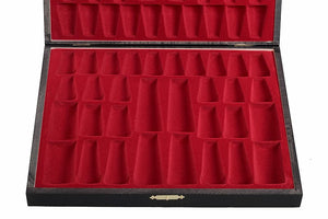 Zoom sur Intérieur du coffret de rangement pour échiquier en bois noir avec des compartiments en velours rouge.