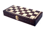 Charger l'image dans la galerie, Échiquier en bois pliant Ensemble Couronne fermé, avec plateau à cases claires et foncées, coordonnées et fermoir doré.
