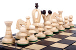 Charger l'image dans la galerie, Pièces d'échecs claires en bois de sycomore de l'Ensemble Couronne, avec roi sculpté, cavaliers et bases en feutrine verte.
