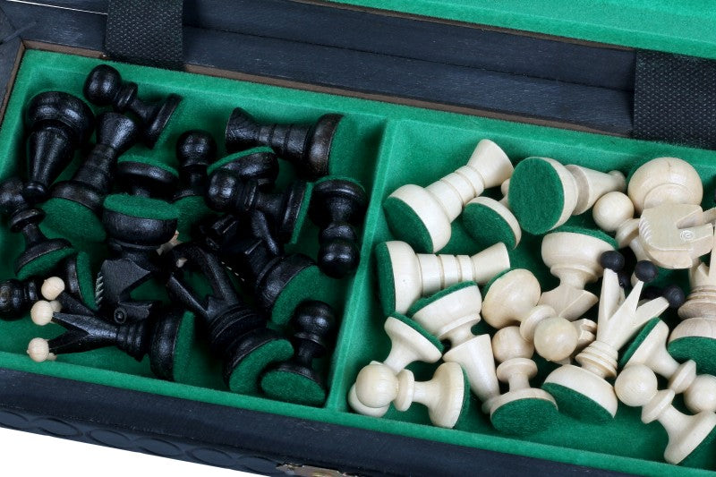 Zoom sur les pièces d’échecs noires et blanches rangées dans l’échiquier noir pliable – jeu d’échecs original Couronne Noire avec intérieur en feutrine verte