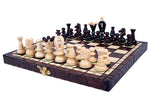 Charger l'image dans la galerie, Jeu d'échecs en bois Ensemble Couronne avec échiquier pliant de 30 x 30 cm et pièces artisanales claires et foncées disposées sur le plateau.

