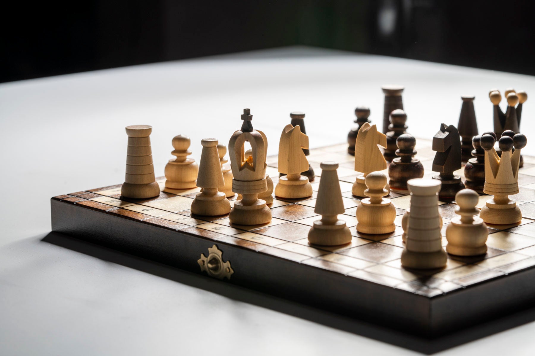 Échiquier en bois artisanal avec pièces d’échecs en bois sculptées – Ensemble Impérial élégant et raffiné