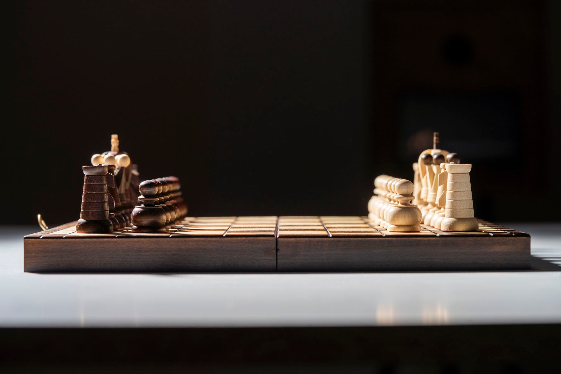 Échiquier en bois pliant vu de face avec pièces d’échecs en bois alignées – Ensemble Impérial artisanal