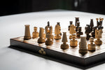 Charger l&#39;image dans la galerie, Échiquier en bois artisanal avec pièces d’échecs en bois sculptées – Ensemble Impérial élégant et raffiné
