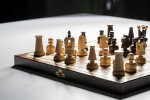 Échiquier en bois artisanal avec pièces d’échecs en bois sculptées – Ensemble Impérial élégant et raffiné