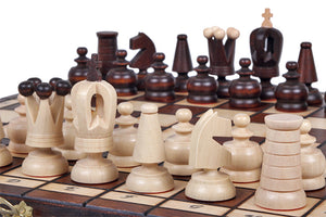 Pièces d’échecs en bois clair sculptées sur échiquier pliant en bois – jeu d’échecs artisanal avec roi, reine et cavalier