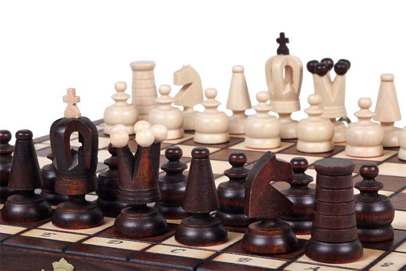 Zoom sur les pièces d’échecs en bois sculptées – échiquier en bois pliant avec roi, reine et cavaliers artisanaux