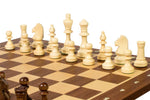 Charger l&#39;image dans la galerie, Zoom sur les pièces d’échecs Staunton en bois clair, disposées sur un échiquier en bois avec notation alphanumérique. Finition soignée et design classique, parfait pour les amateurs d’échecs traditionnels.
