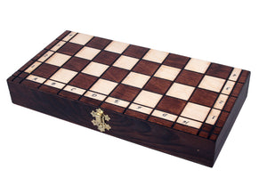 Échiquier en bois pliant fermé avec fermoir doré – ensemble de jeu d’échecs portable avec rangement intégré