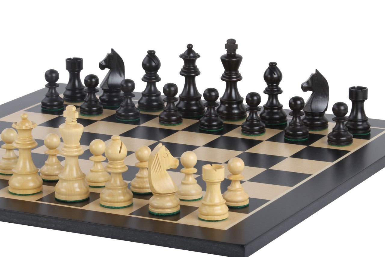 Concept De Jeu D'échecs Avec Plateau Réaliste Et Pièces Noires Et Concept De Jeu D'échecs Avec Plateau Réaliste Et Pièces Noires Et