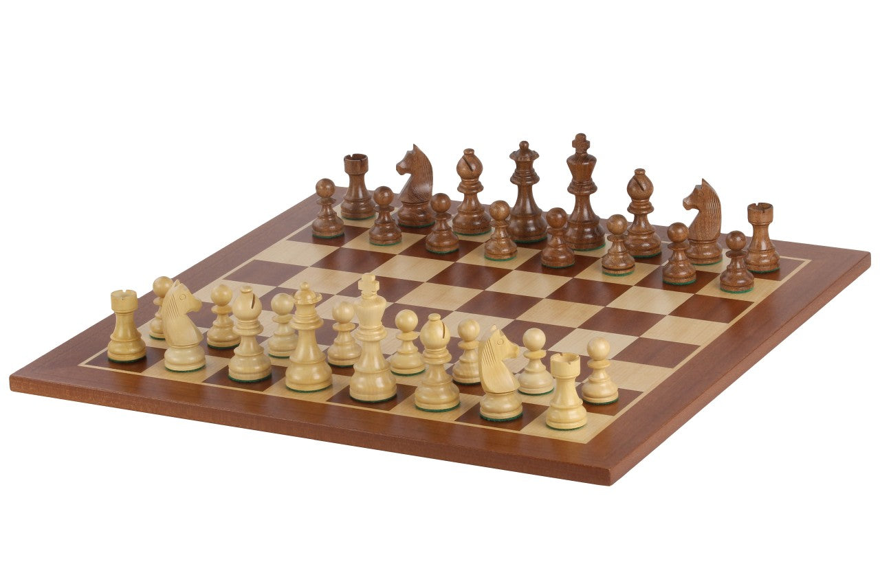 échiquier en bois d'acajou avec pièces d'échecs en bois