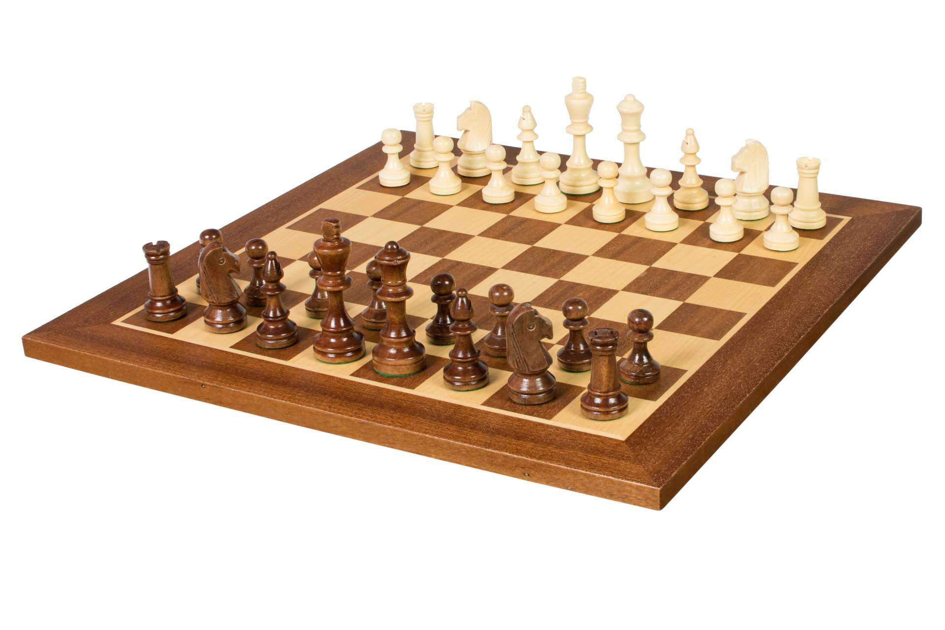 Vue latérale de l'échiquier en bois d'acajou avec les pièces d'échecs Staunton en bois disposées pour commencer une partie.