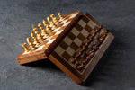 Charger l&#39;image dans la galerie, Échiquier magnétique pliant en bois d&#39;acacia et buis, avec pièces Staunton élégantes, idéal pour les parties d&#39;échecs en déplacement.
