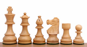 Pièces d'échecs en bois naturel modèle French Staunton, comprenant roi, reine, fou, cavalier, tour et pion, avec finition lisse et détails soignés.