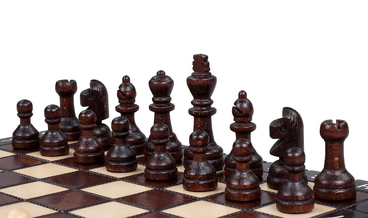 Pièces d'échecs en bois de charme artisanale