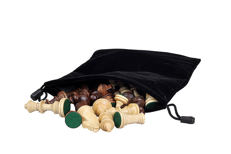 Sac de rangement en velours noir pour pièces d’échecs rempli de pièces en bois clair et foncé