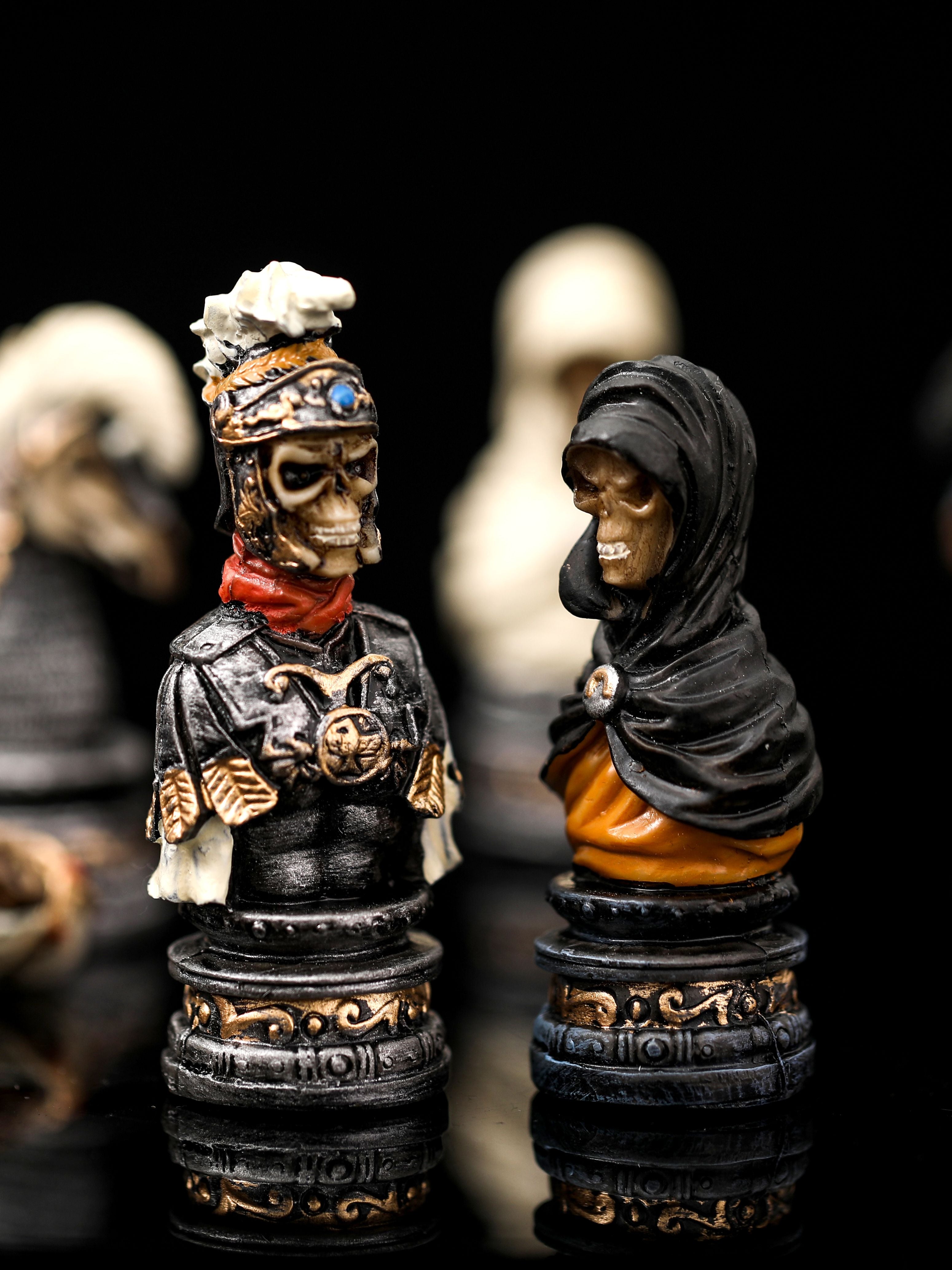 jeu d'échec design jeu d'échec a thème pièces d'échiquier originales et pièces d'échecs en résine avec un jeux d'échecs design en cuir enroulable avec échiquier tête de mort halloween fantôme