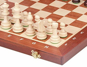 Zoom sur coin de jeu d'échecs en bois et échiquier en bois staunton 4 
