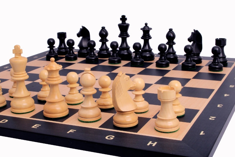 échiquier en bois d'érable noir taille 4 lettré et chiffré avec pièces d'échecs