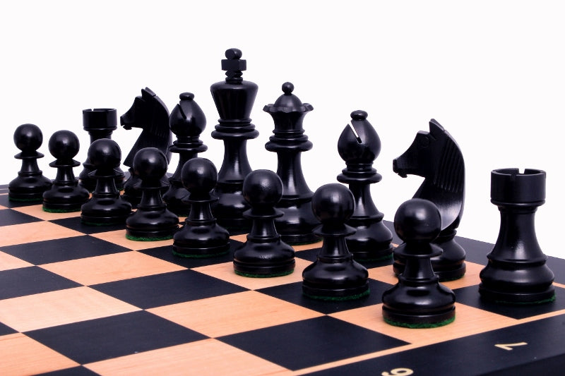 échiquier en bois d'érable noir taille 4 lettré et chiffré avec pièces d'échecs Noir