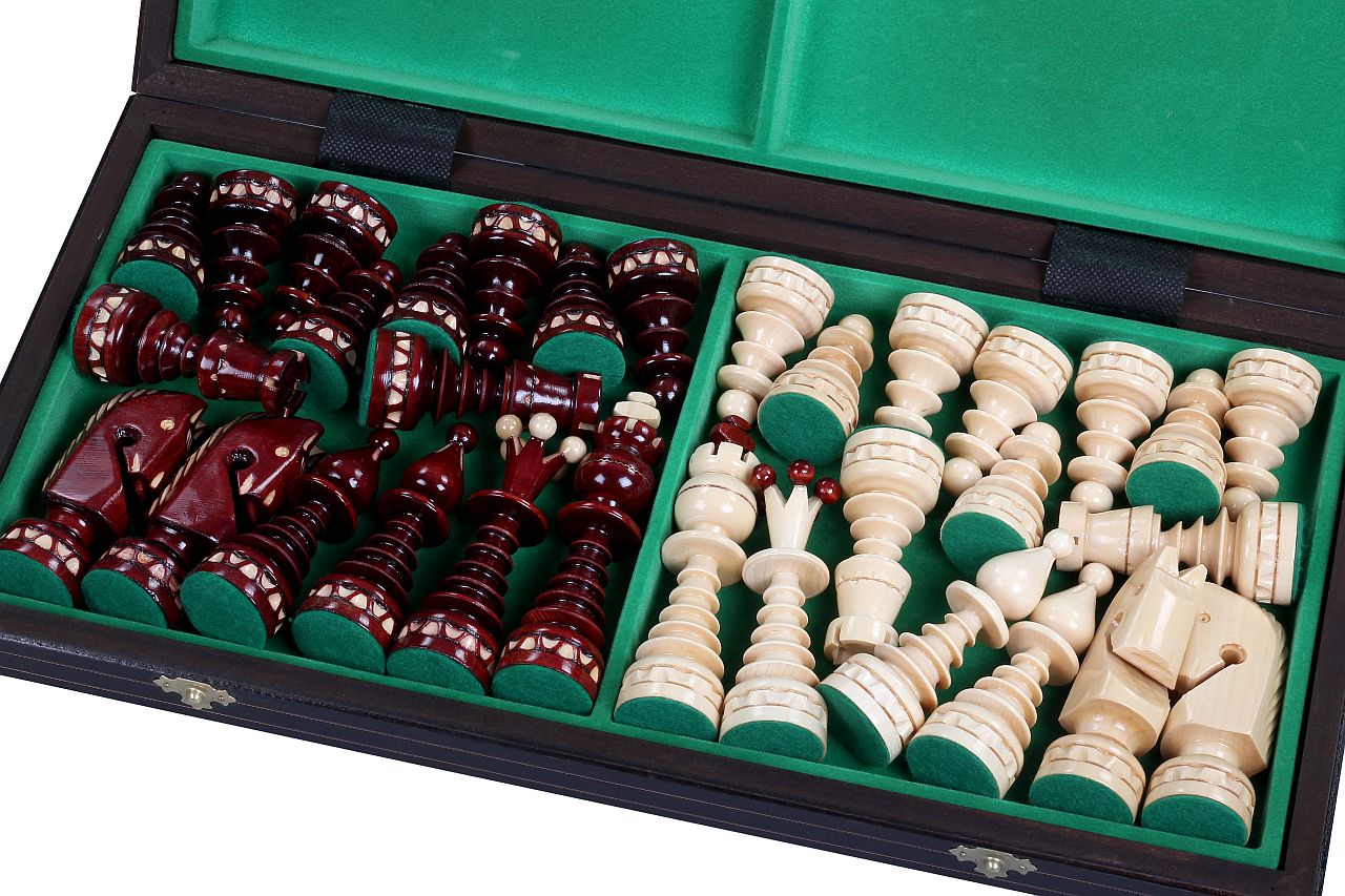 jeu d'échec en bois design noel pièces d'échecs originales échiquier originale design echiquier en bois pliant intérieur de rangement